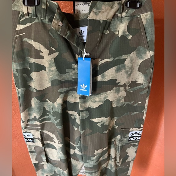 London ADIDAS CAMO PANTS
No matter where you go, you’re sure to stand out. New! - Picture 4 of 5